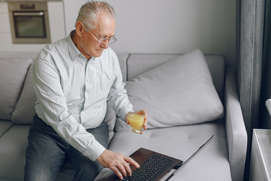 Hombre mayor, el mirar, el suyo, computador portatil